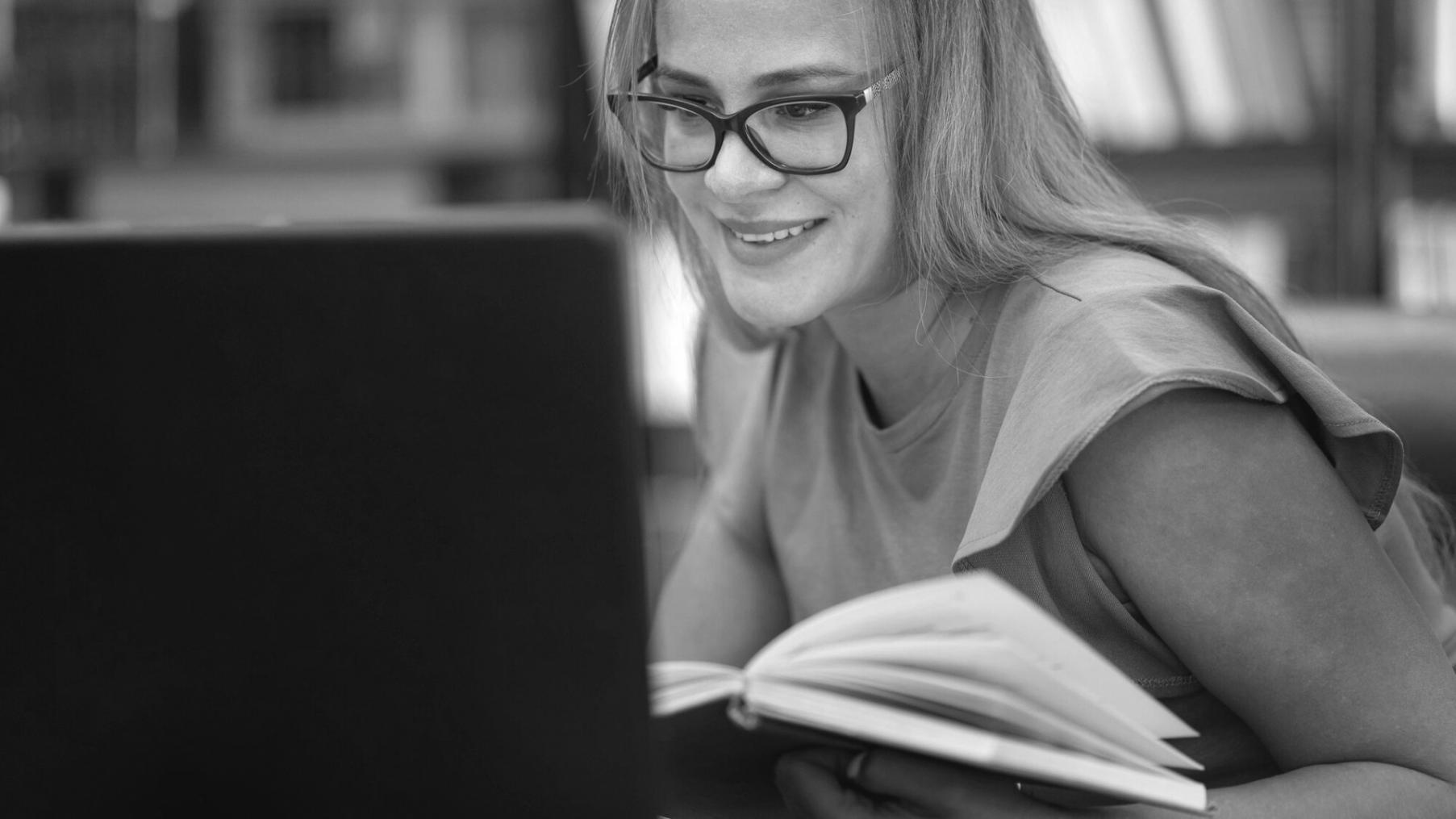 Zufriedene Teilnehmerin zeigt ihre organisierten Finanzunterlagen