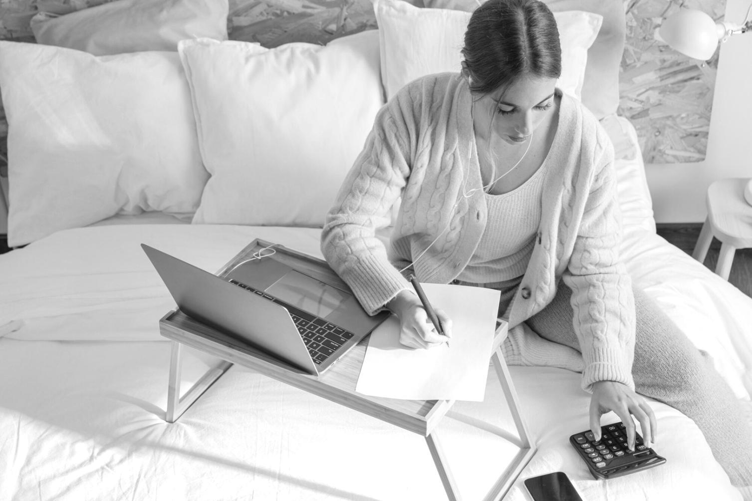 Praktische Budgetplanungstools und Materialien auf einem Schreibtisch