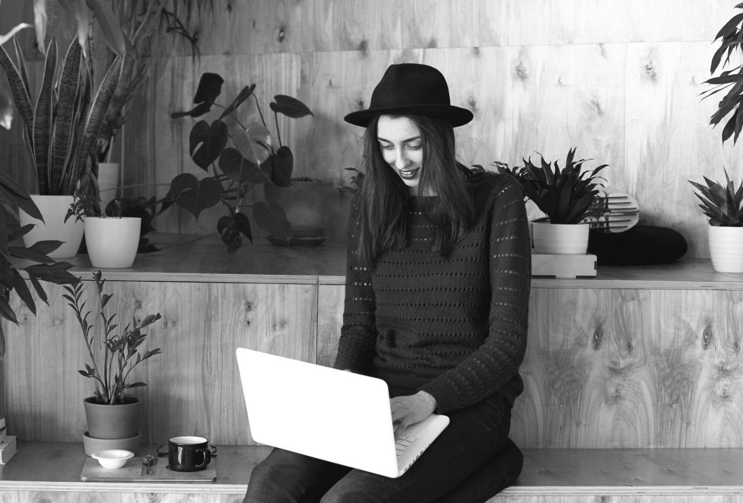 Teammitglieder bei der Analyse von Budgetdaten