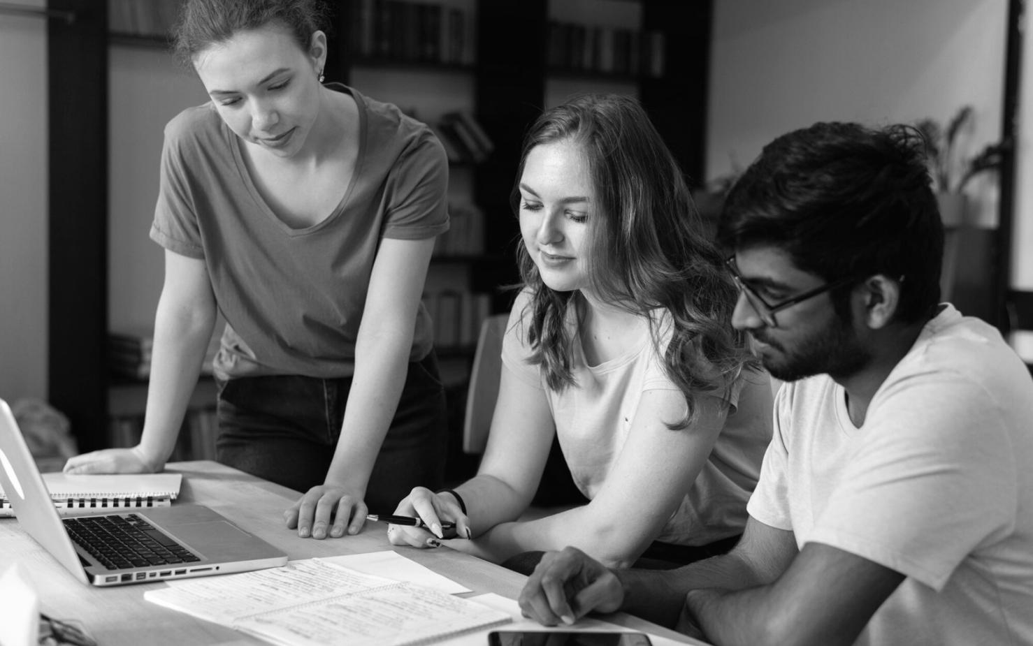 Teilnehmer beim praktischen Budgettraining mit Arbeitsunterlagen