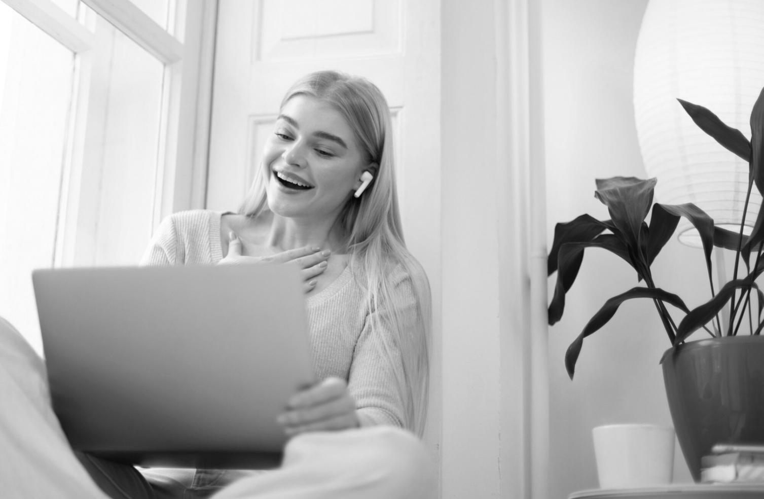 Detaillierte Budgetanalyse auf Laptop-Bildschirm